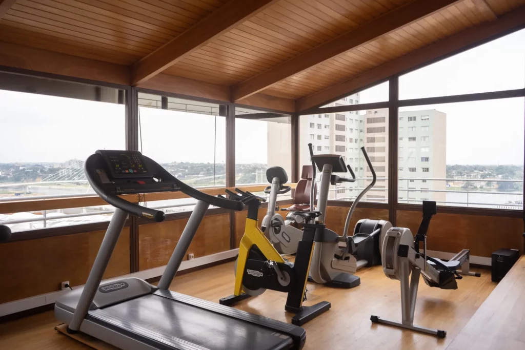 Appareils de cardio de la salle de sport, vue sur la ville