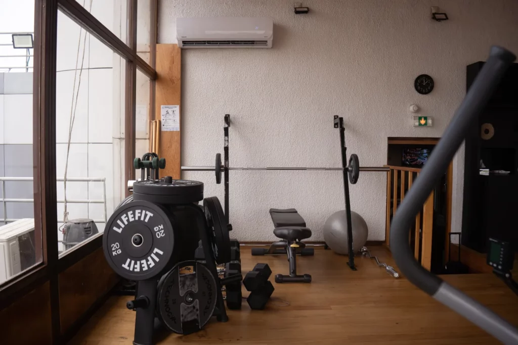 Poids libres et banc de musculation