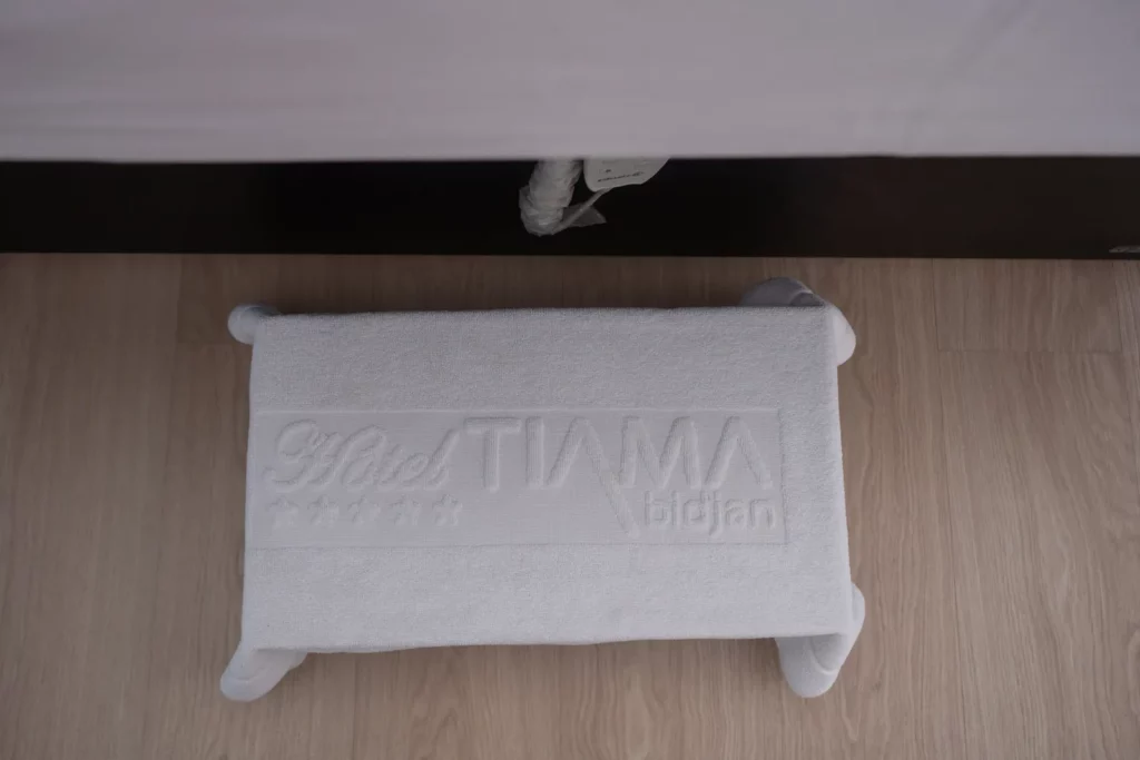 Serviette brodée au nom de l'hôtel